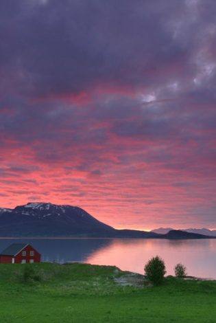 The Arctic coast of Norway. Photo by Frank Andreassen, www.nordnorge.com